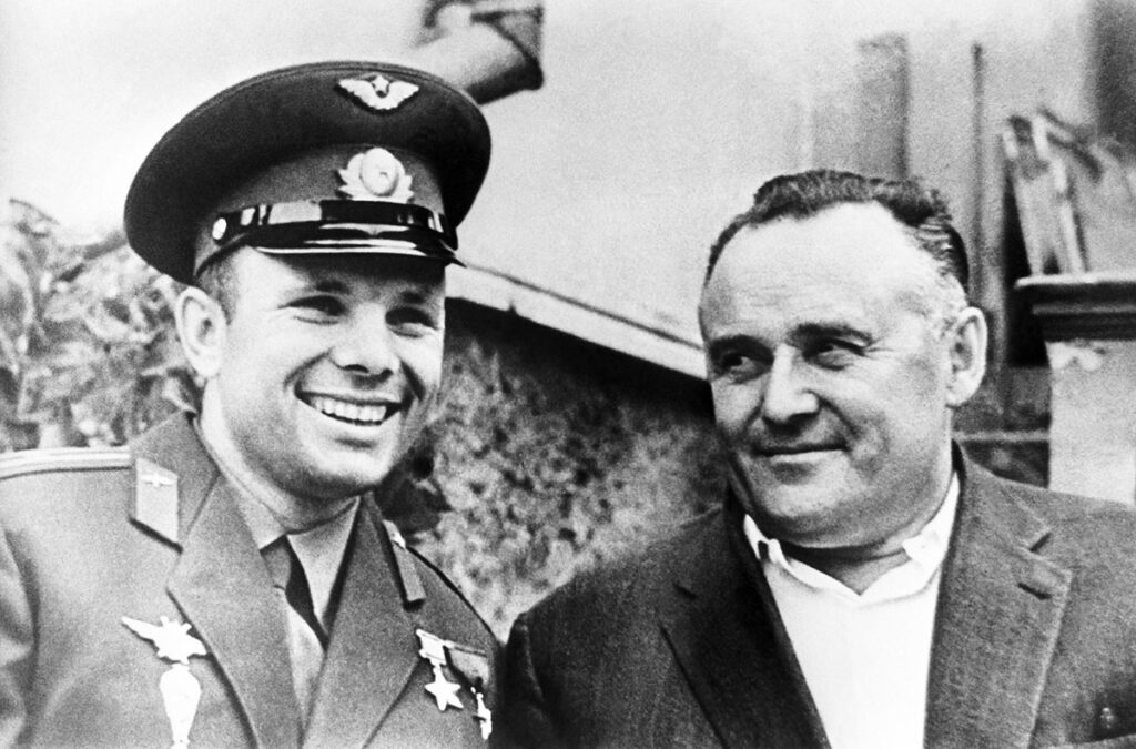 Первый космонавт Земли Юрий Алексеевич Гагарин и конструктор ракетно-космической техники Сергей Павлович Королев (слева направо) на даче С. П. Королева «Явейная».  Репродукция ТАСС.