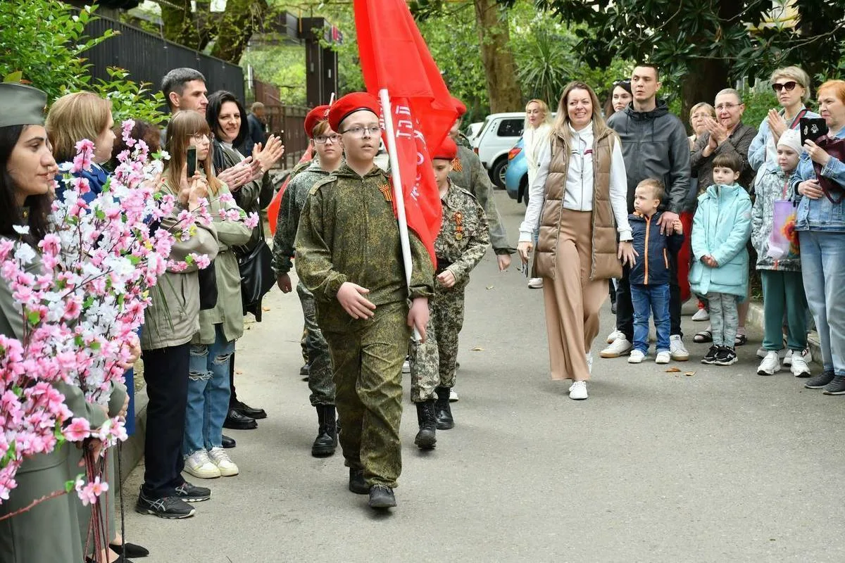 Парад у дома ветерана Великой Отечественной войны Степана Ивановича Федотовского.