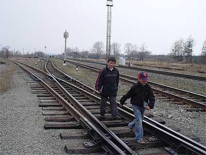 НА ОБЪЕКТАХ ЖЕЛЕЗНОДОРОЖНОГО ТРАНСПОРТА ЗАПРЕЩАЕТСЯ. ПАМЯТКА.